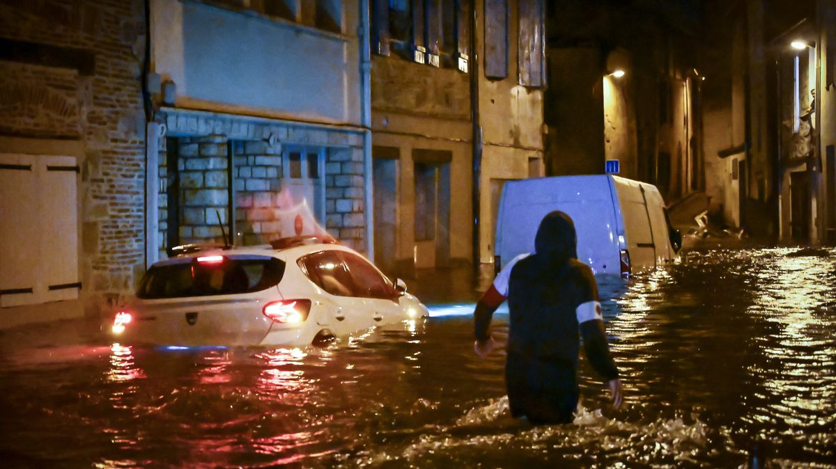 Video: Francouzskou obec zaplavil déšť, místy jsou až dva metry vody